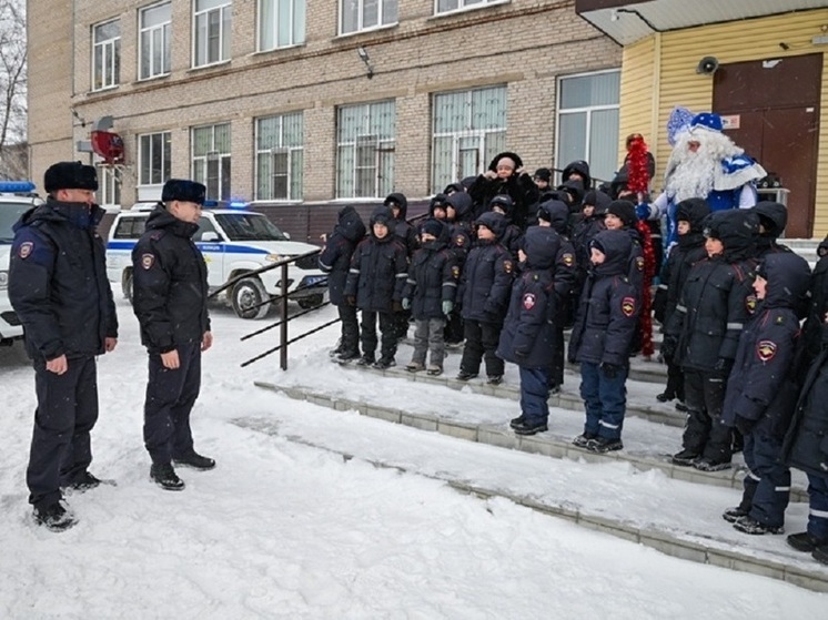 В Барнауле школьники вместе с полицейскими расследовали кражу мешка с подарками