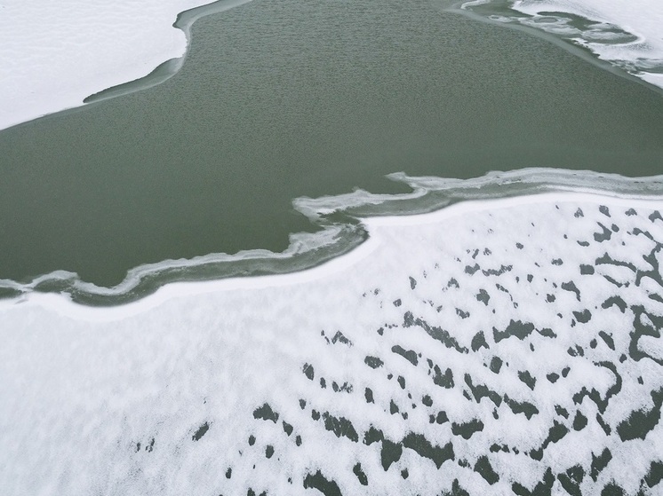 Под Волгоградом водолазы достали из реки тело мужчины, провалившегося под лед