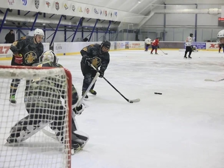 Глава Калмыкии и Герой России Наран Очир-Горяев сыграли в хоккей