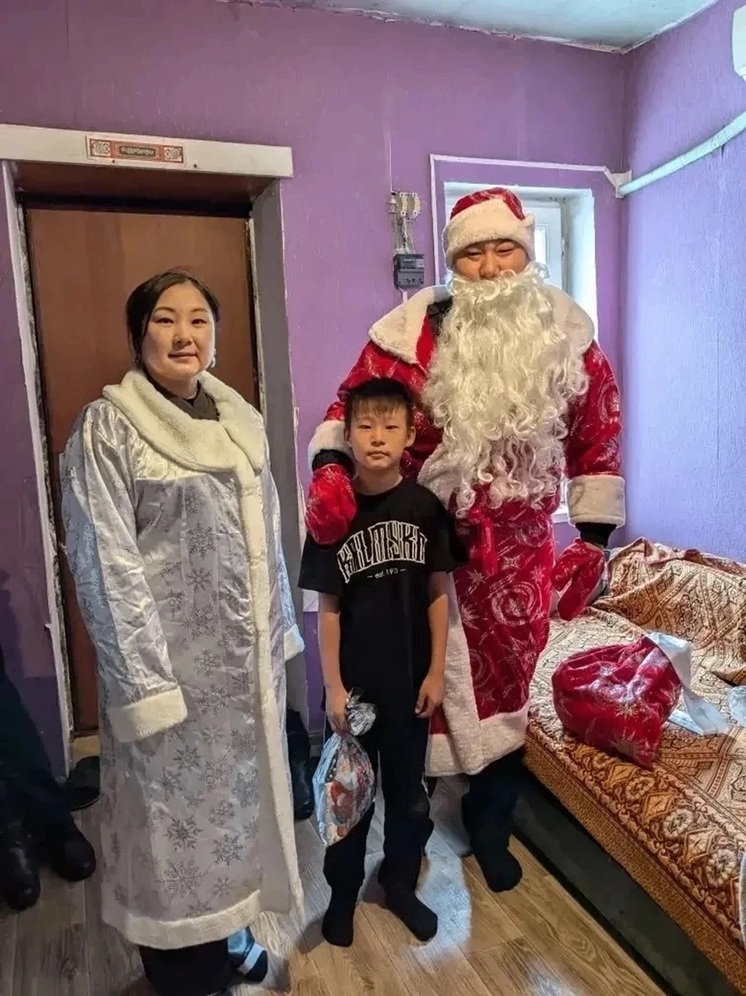 Полицейский Дед Мороз Калмыкии поздравляет детей