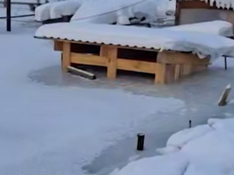 Енисейск в ледяном капкане: после паводка прибрежные постройки вмерзли в лед по крышу