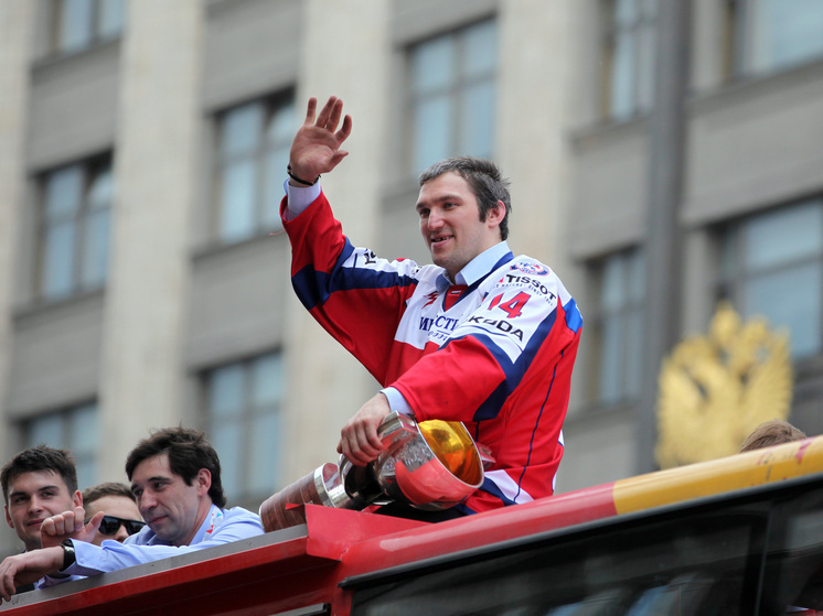 Овечкин получил удар клюшкой по лицу в матче НХЛ против «Чикаго»