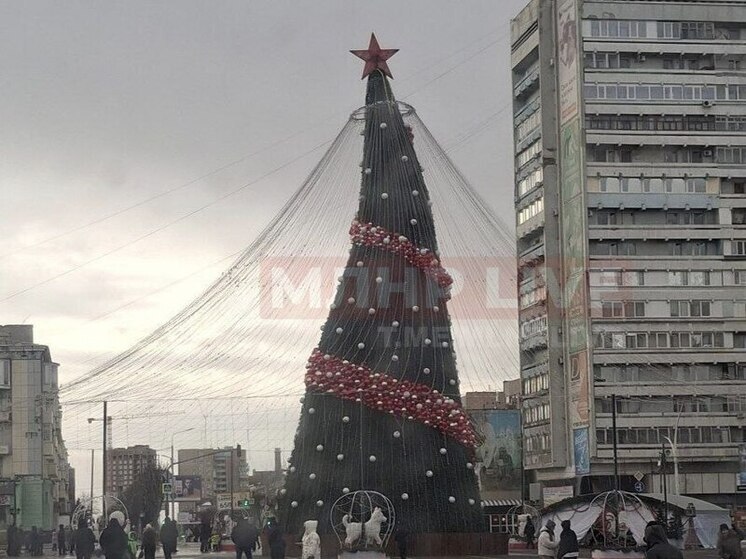 Сильный ветер повредил главную новогоднюю ель в Луганске