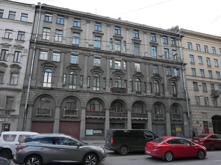 На улице Куйбышева памятное здание Петербурга тушили около пяти часов