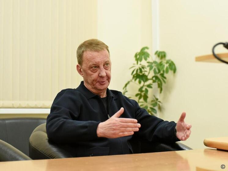 В воскресенье, 4 января, глава Барнаула Вячеслав Франк провел выездное совещание на базе единой дежурно-диспетчерской службы (ЕДДС) и оценил работу всех городских служб жизнеобеспечения в период новогодних каникул