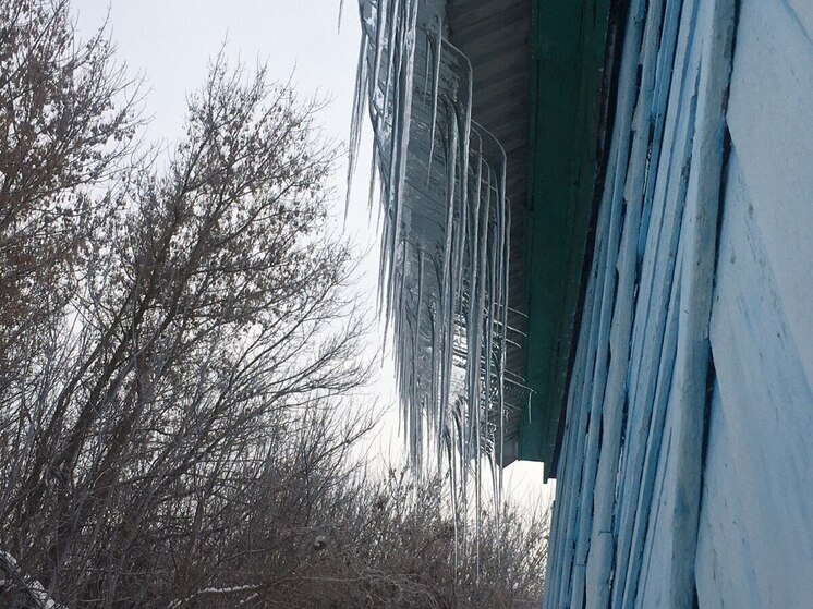 Об опасности падения сосулек с крыш напомнили воронежцам