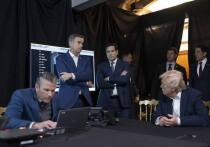 Из комнаты в своей резиденции Мар-а-Лаго президент США Дональд Трамп наблюдал на экране, как высококвалифицированные солдаты американских сил "Дельта" ворвались в дом Николаса Мадуро в Каракасе, где венесуэльский лидер спал рядом со своей женой