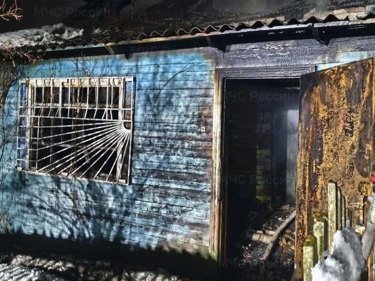 В калужской Стрелковке огонь охватил четырёхквартирный дом