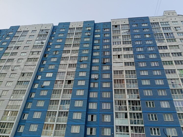 В Тюмени мужчина с горелкой бегает по подъезду, стучит в стены