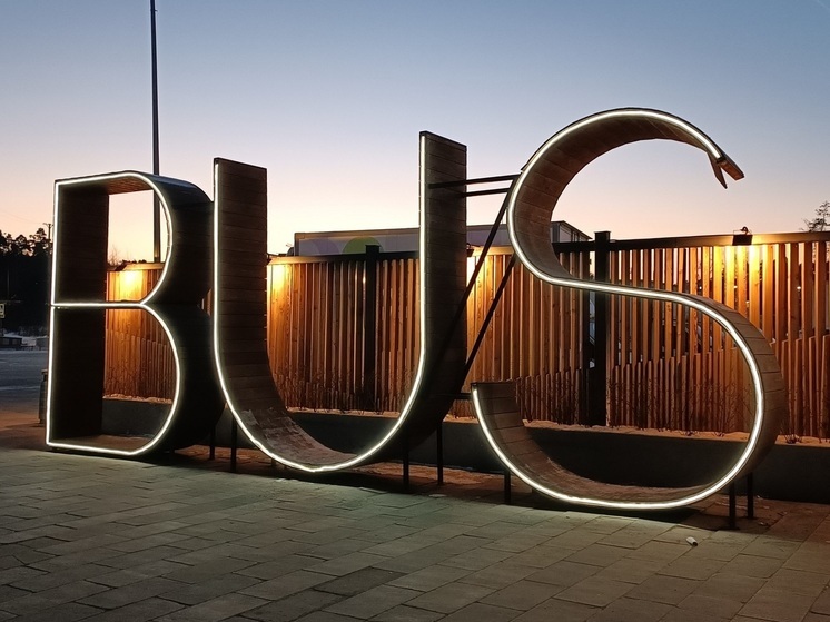 В Екатеринбурге группа подростков своровала молоток из автобуса