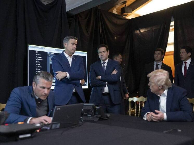 Из комнаты в своей резиденции Мар-а-Лаго президент США Дональд Трамп наблюдал на экране, как высококвалифицированные солдаты американских сил "Дельта" ворвались в дом Николаса Мадуро в Каракасе, где венесуэльский лидер спал рядом со своей женой