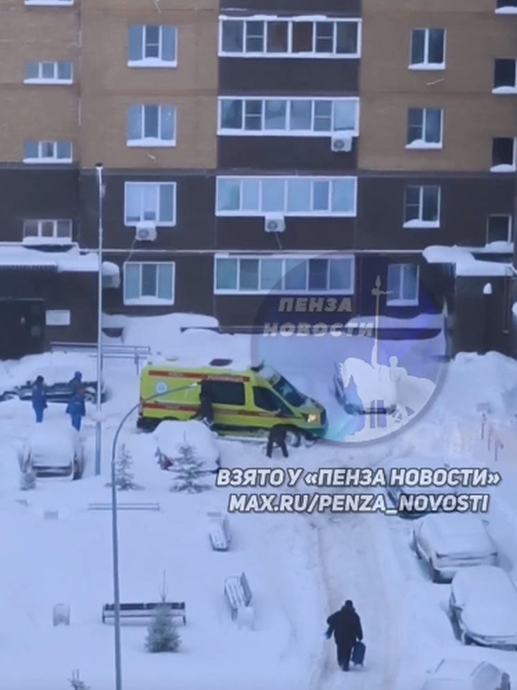 Скорая помощь застряла в снегу в Дальнем Арбекове в Пензе