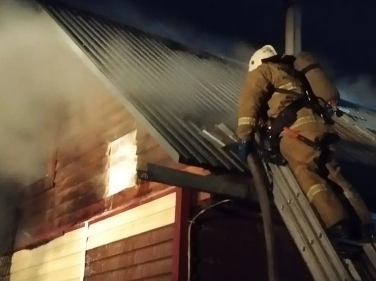 Частный жилой дом вспыхнул в одном из сел на Алтае