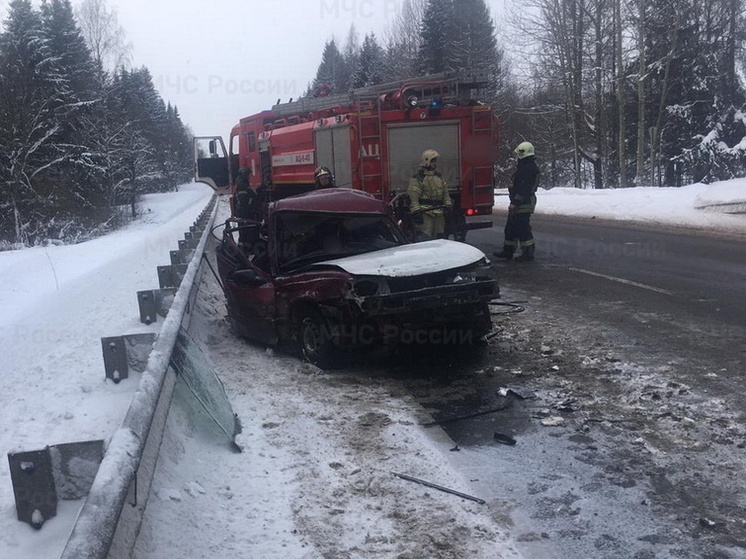 Три человека пострадали в ДТП на съезде с КАД на Ропшинское шоссе