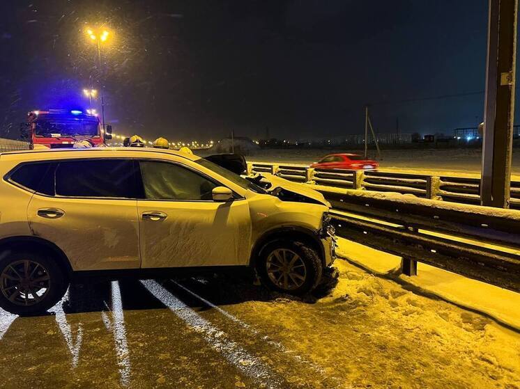 Автомобиль врезался в отбойник на съезде с КАД в Ломоносовском районе