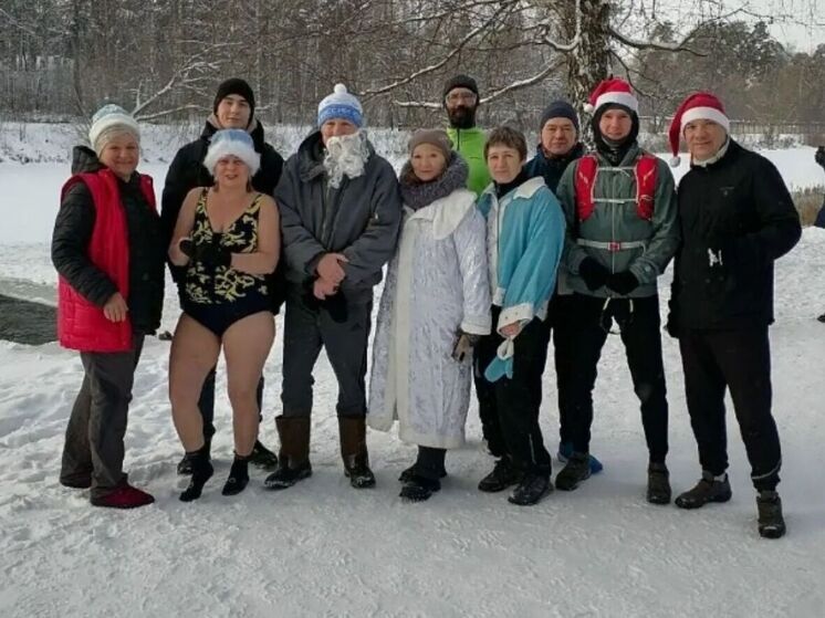 Костромские «моржи» из клуба "Берендеи» отметили Новый Год в проруби