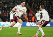 Лондонский «Арсенал» обыграл в субботу «Борнмут» со счетом 3:2 и до шести очков увеличил свой отрыв от ближайших преследователей в английской футбольной Премьер-лиге