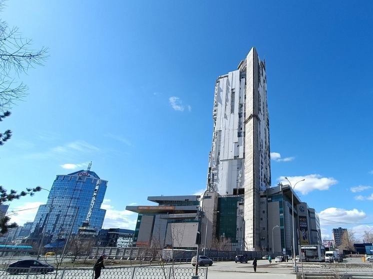 На Челюскинцев в Екатеринбурге машина врезалась в ограду