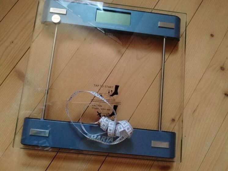 Шампанское вместо воды, тазик оливье и сон до полудня — типичные каникулы. Для пищеварительной системы это стресс: печень перерабатывает избыток жира и алкоголя, ферменты работают на пределе, кишечник отвечает вздутием. Врач-гастроэнтеролог клиники «Будь Здоров» на Сущевском Валу Али Альмасри рассказал «МК в Ленобласти» о трех шагах, которые помогут встретить январь без лишних килограммов и с нормальным самочувствием.