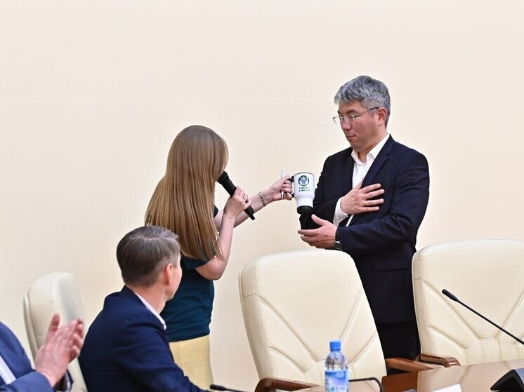 Юлия Чухломина из Улан-Удэ — дизайнер, фотограф и предприниматель. Всю жизнь она работала по найму в рекламе, но в один момент решила круто изменить свою жизнь, поверила в свои силы и открыла собственное дело. О том, как поддержка государства и личная целеустремленность помогают создавать уникальные подарки с душой, она рассказала в интервью «МК в Бурятии».