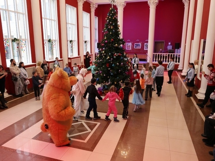В Пензе полицейские и общественники устроили новогодний праздник детям