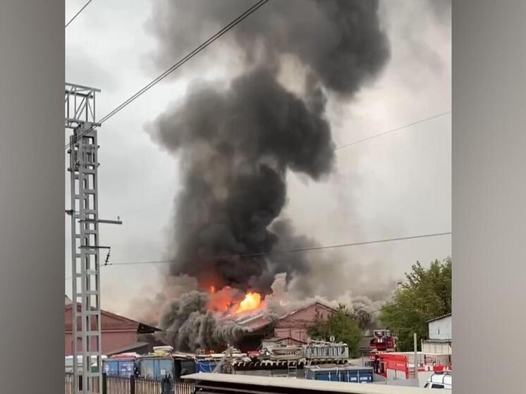 Склад горит на Комсомольской площади, в непосредственной близости от Ленинградского вокзала столицы