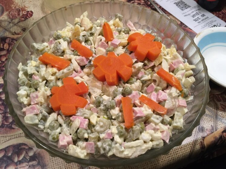 Салат «Оливье» возглавил рейтинги любимых новогодних салатов