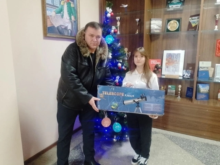 Радий Хабиров подарил девочке из ЛНР телескоп