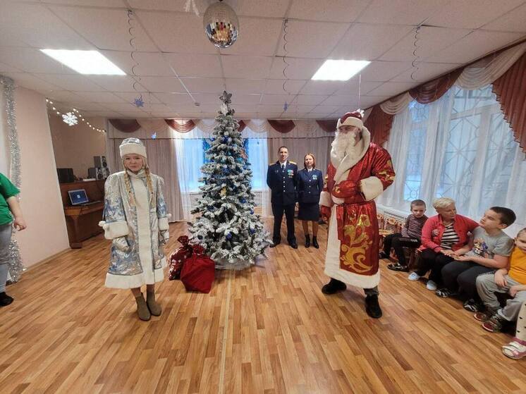 Волховские следователи поздравили детей-инвалидов в реабилитационном центре