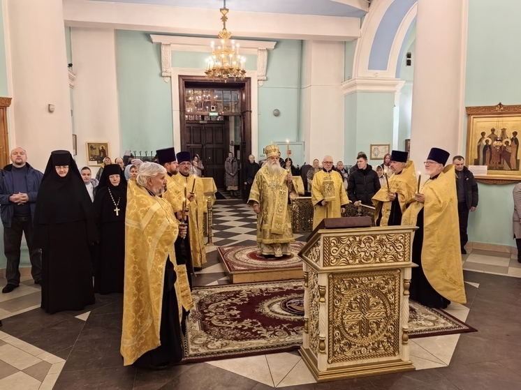 Митрополит Константин совершил Всенощное бдение в Александро-Невском соборе Петрозаводска