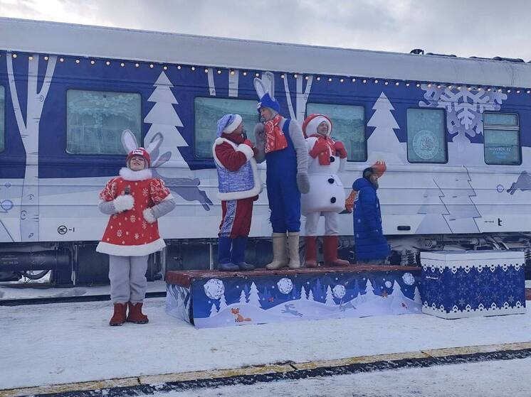 Поезд Деда Мороза начал праздничный тур на Октябрьской железной дороге