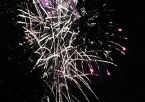 Для запуска фейерверков рекомендуется выбирать ровную площадку, которая должна находиться под открытым небом и быть удаленной от жилых домов, других зданий, детских площадок, деревьев, кустарников, линий электропередач и других легковоспламеняющихся объектов. Об этом сообщила Елена Вечерина, член Координационного совета Российской пиротехнической ассоциации «РАПИД-Фейерверк».