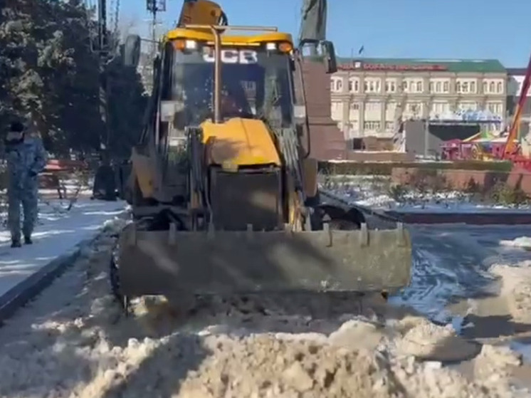 На Центральной площади в Махачкале коммунальщики устраняют наледь