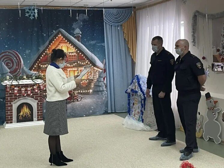 Полицейский Дед Мороз поздравил детей в Городище Волгоградской области