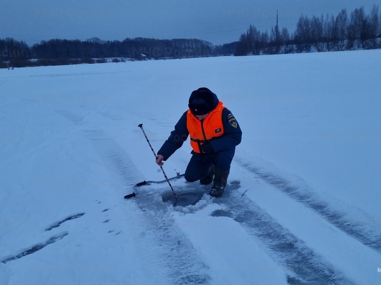 Инспекторы ГИМС проверили лед на костромских водоемах