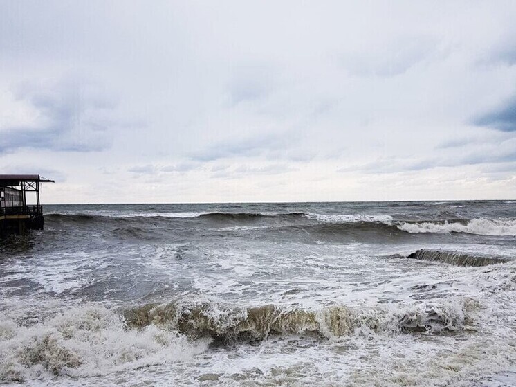 В Сочи продлили штормовое предупреждение из-за волнения моря
