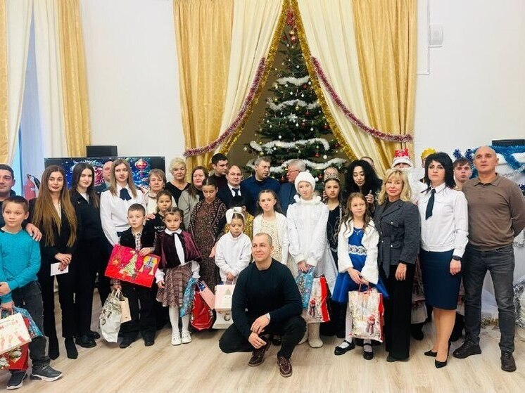 Следователи Пятигорска поздравили с новогодними праздниками воспитанников двух детских домов