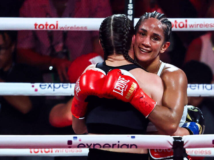 3 января 2026 года в Сан-Хуане Аманда Серрано единогласным решением судей (98–92, 97–93, 97–93) победила Рейну Теллес и защитила титулы WBA, WBO и *The Ring* в полулёгком весе. Бой стал для неё первым на родине с 2021 года. Несмотря на отёк под правым глазом после удара Теллес в пятом раунде, Серрано сохранила контроль в финальных раундах. Её профессиональный рекорд — 48 побед, 4 поражения (все от Кэти Тейлор) и 1 ничья.