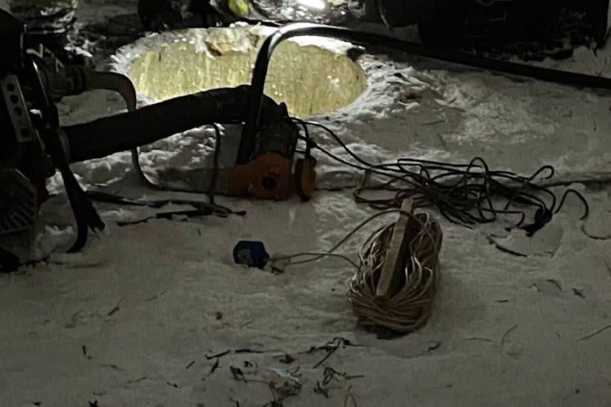 Тела двух детей обнаружили в канализационном колодце рядом с горкой