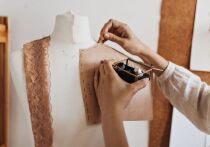 Известная еще со времен Древней Руси пословица «встречают по одежке, а провожают по уму» актуальна и в наше время