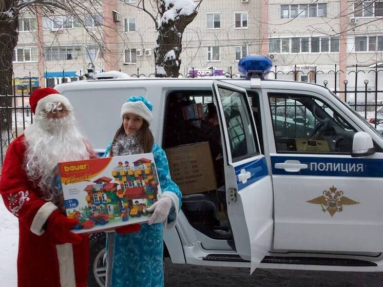 Полицейский Дед Мороз поздравил с праздником воспитанников воронежского детдома