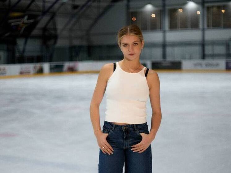 Возвращение в спорт после рождения ребёнка — всегда событие, вызывающее как восхищение, так и скепсис. Особенно в тех видах спорта, где физическая форма, техника и эмоциональная устойчивость имеют решающее значение. Фигурное катание — один из таких видов, и история 21-летней Александры Трусовой (Игнатовой), серебряного призёра Олимпийских игр в Пекине, становится ярким примером того, насколько мощным может быть человеческий потенциал.