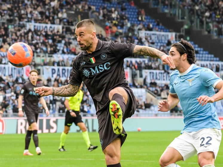 4 января 2026 года «Наполи» победил «Лацио» со счётом 2:0 в матче Серии А. Голы забили Леонардо Спинаццола (14') и Амир Рахмани (32'). Встреча прошла в напряжённой борьбе: три игрока получили удаления — Тиджани Нослин («Лацио»), Адам Марушич («Лацио») и Паскуале Маццокки («Наполи»). Несмотря на отсутствие ряда травмированных футболистов, «Наполи» контролировал игру и сократил отставание от лидирующего «Милана» до одного очка, набрав 37 баллов.