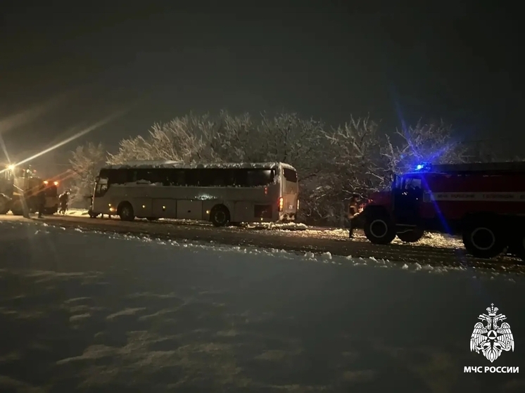 На Кубани спасатели вызволили из снежного плена рейсовый автобус с пассажирами