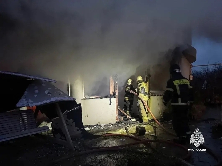 Крупный пожар в жилом доме унёс жизни двоих человек в Анапе