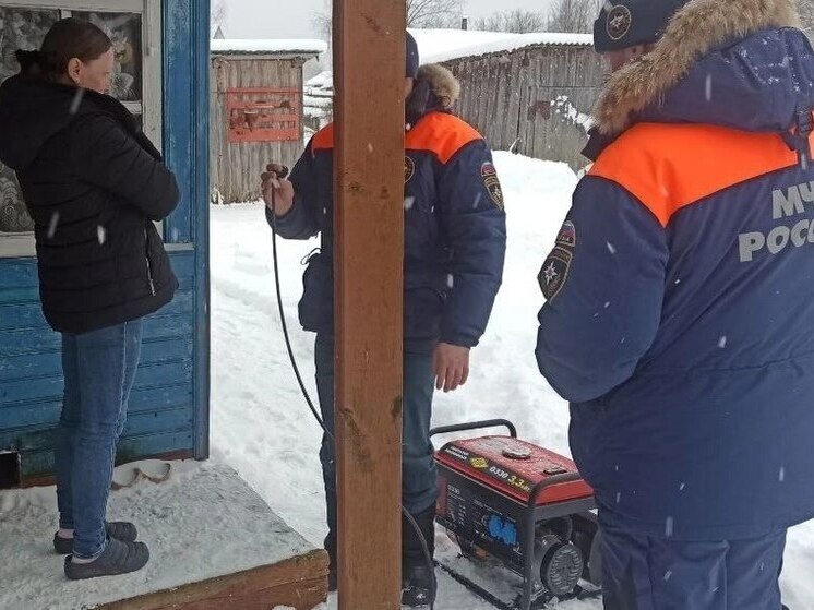 Семьям участников СВО в Крестецком округе привезли газовый баллон и генераторы