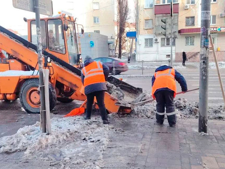 В Липецке городская служба активно очищает улицы