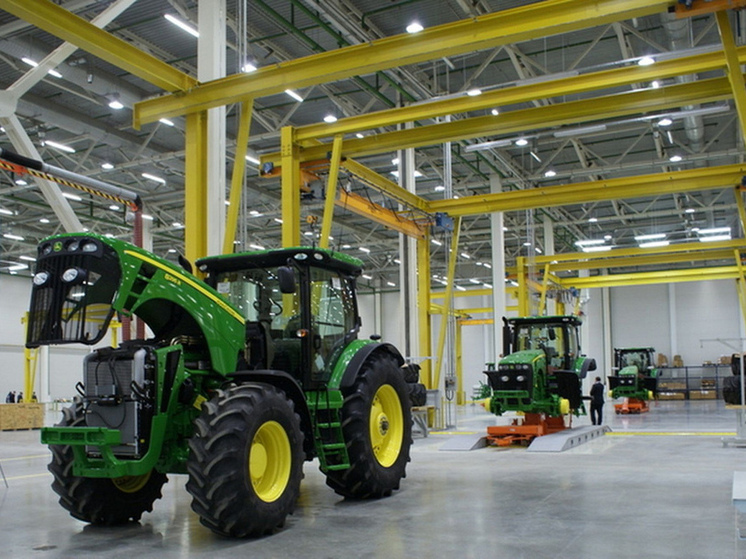 Первый замминистра Дмитрий Кулаков сообщил, что на площадке теперь выпускают прицепы и зерносушилки, но на прямые вопросы о количестве произведённой техники и уплаченных налогах ответил, что предприятие не предоставило таких сведений