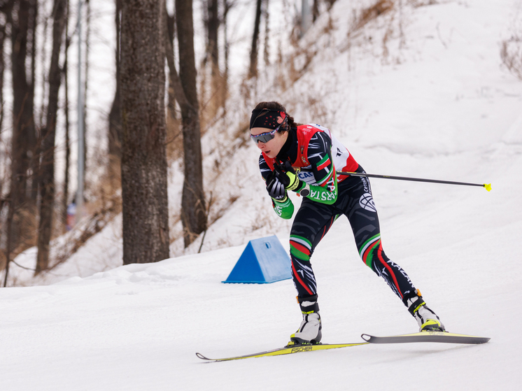 Российская лыжница Дарья Непряева пусть и не заняла призового места на последнем этапе «Тур де Ски», но всё равно может ощущать себя одним из главных триумфаторов этой гонки. В то же время, в общем зачёте «Тур де Ски» россиянин Савелий Коростелёв обошёл самого Йоханнеса Клебо из Норвегии.  Таким образом, по ситуации с лыжными гонками в стране можно говорить, что пациент скорее жив, чем мертв.
