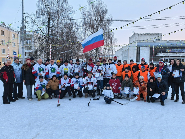 В Орле прошел новогодний турнир по хоккею на валенках